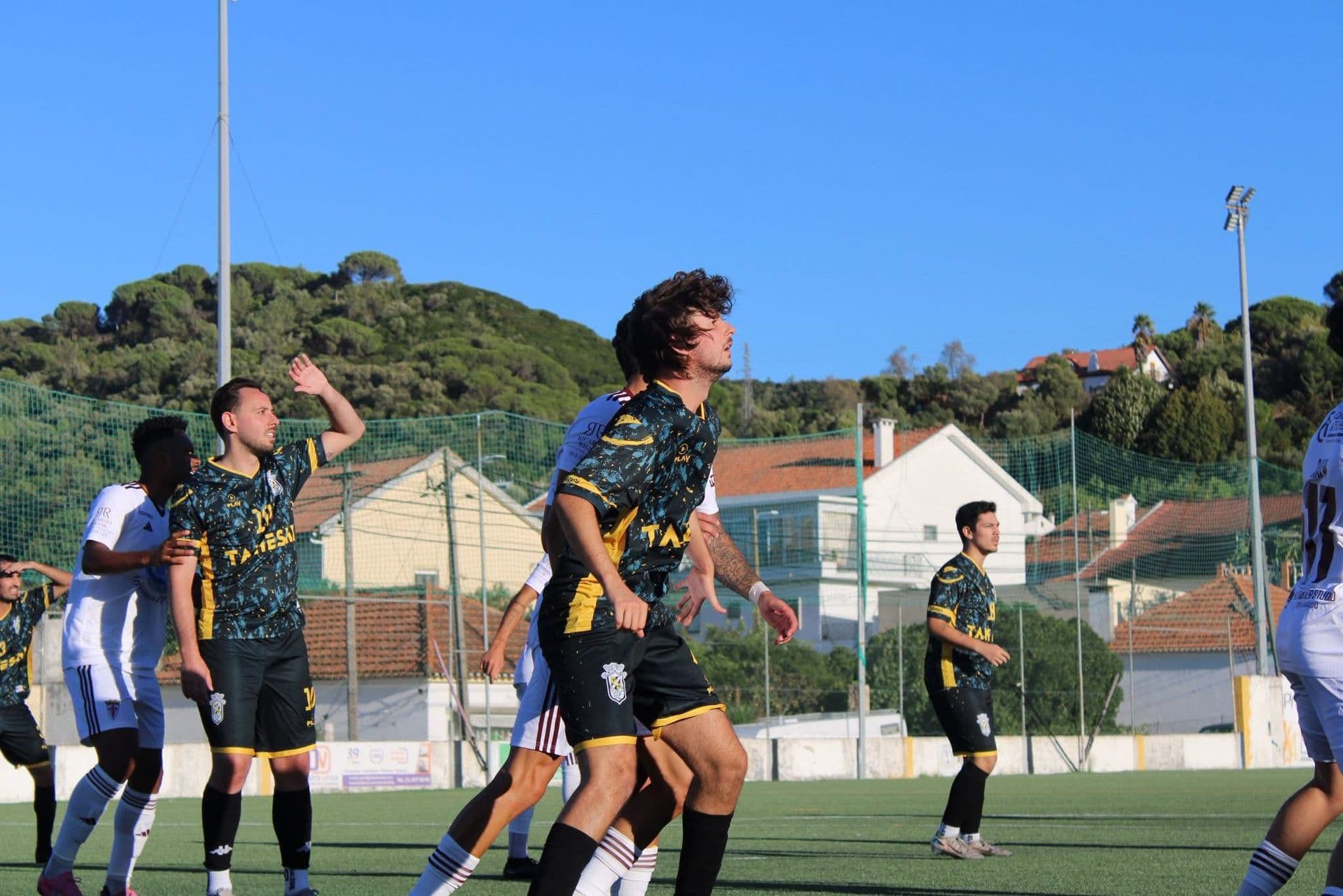 Jogador de futebol em ação com equipamento personalizado